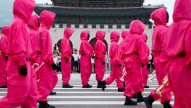 FOTO: Kala 'Squid Game' Ambil Alih Seoul