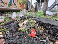 Ada Kondom-Botol Miras di Tembok Bolong Pembatas Rel Jatinegara