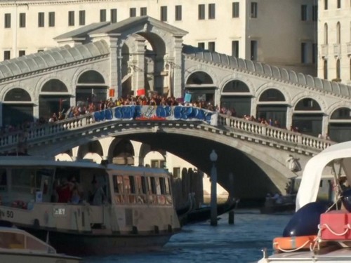 VIDEO: Ratusan Warga Venesia Turun Aksi, Protes Pernikahan Jeff Bezos