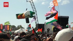 VIDEO: Kneecap Pimpin Kecaman Agresi Israel di Panggung Glastonbury