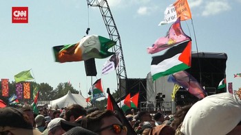 VIDEO: Kneecap Pimpin Kecaman Agresi Israel di Panggung Glastonbury