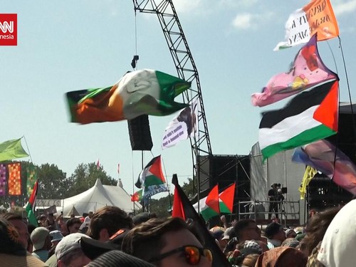 VIDEO: Kneecap Pimpin Kecaman Agresi Israel di Panggung Glastonbury