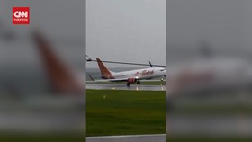 VIDEO: Detik-Detik Batik Air Mendarat Miring di Bandara Soekarno-Hatta