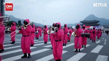 VIDEO: Pasukan Merah Muda Squid Game 'Kuasai' Kota Seoul