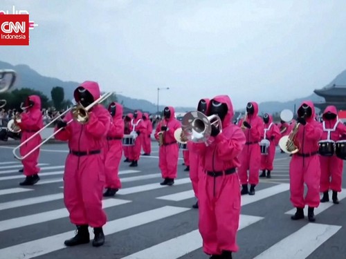 VIDEO: Pasukan Merah Muda Squid Game 'Kuasai' Kota Seoul