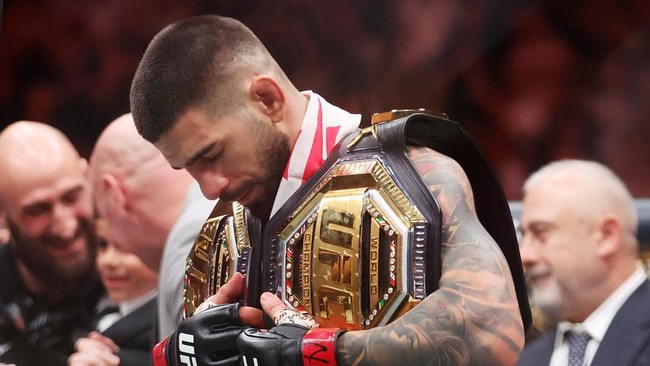 Ilia Topuria membuktikan bahwa dirinya layak memburu pertarungan lawan Islam Makhachev setelah menang KO atas Charles Oliveira di UFC 317, Minggu (29/6).