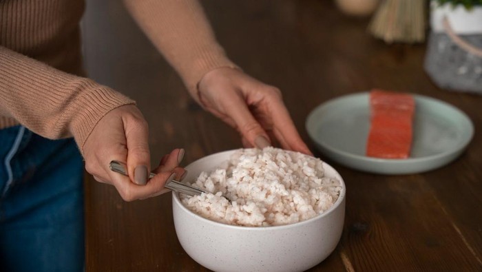 img-title Trik Viral Masak Nasi yang Bisa Pangkas Kalori Sampai Setengahnya Menurut Ahli Gizi, Yuk Coba!