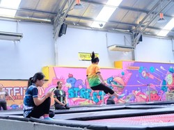 Serunya Main Lompat-lompatan Trampolin di Akhir Pekan