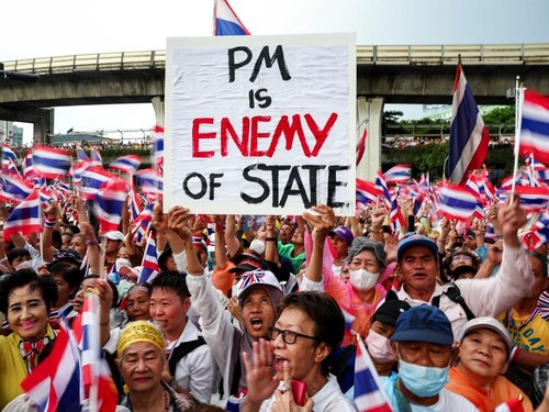 FOTO: Warga Thailand Turun ke Jalan Tuntut Perdana Menteri Mundur