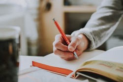 5 Tipe Kepribadian Orang yang Lebih Suka Bikin Catatan di Kertas Daripada di Ponsel, Kamu yang Mana?