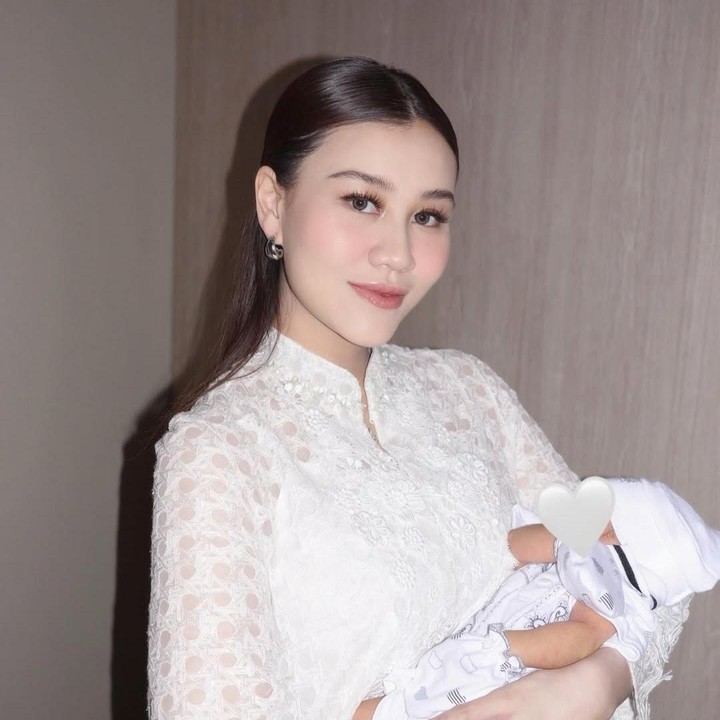<p>Aaliyah Massaid dan Thariq Halilintar dikaruniai anak pertama, baby Arash, pada 13 Juni 2025. Setelah melahirkan anaknya, Aaliyah fokus mengasuh dan menjalani peran menjadi seorang Bunda. Perempuan perempuan 23 tahun ini berencana untuk memberikan ASI eksklusif karena produksi ASI-nya masih berlimpah. (Foto: Instagram @aaliyah.massaid)</p>