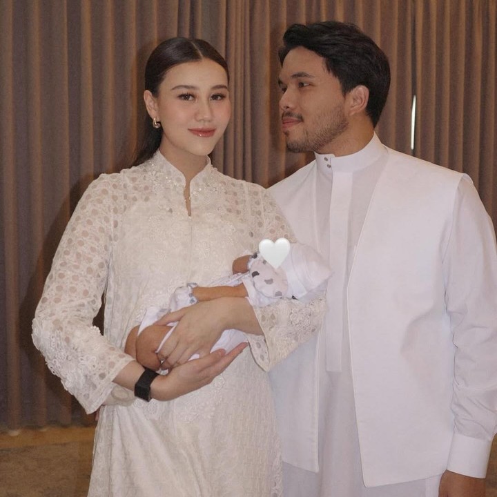 <p>Dalam video yang dibagikan, Thariq dan Aaliyah terlihat duduk di depan dekat ustaz yang memberikan kajian dan mempimpin jalannya acara. Dalam satu momen, Thariq membuka obrolan dan bertanya tentang ketentuan dari akikah untuk putranya. (Foto: Instagram @aaliyah.massaid)</p>
