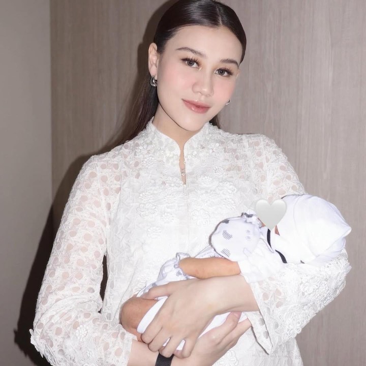 <p>Aaliyah dan Thariq kompak mengenakan baju berwarna putih di acara akikah sang putra. Meski sudah <em>go public</em> tentang kelahiran anak pertamanya, Aaliyah dan Thariq sampai saat ini masih merahasiakan wajah baby Arash. (Foto: Instagram @aaliyah.massaid)</p>