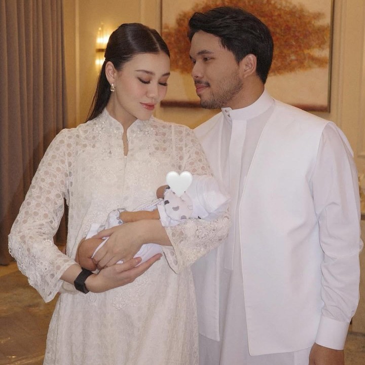 <p>Aaliyah Massaid dan Thariq Halilintar baru saja menggelar akikah anak semata wayang mereka Ahmad Arash Omara Thariq atau baby Arash. Acara ini digelar pada Jumat (27/6/25) di kediaman keduanya yang terletak di kawasan Jakarta Selatan. (Foto: Instagram @aaliyah.massaid)</p>