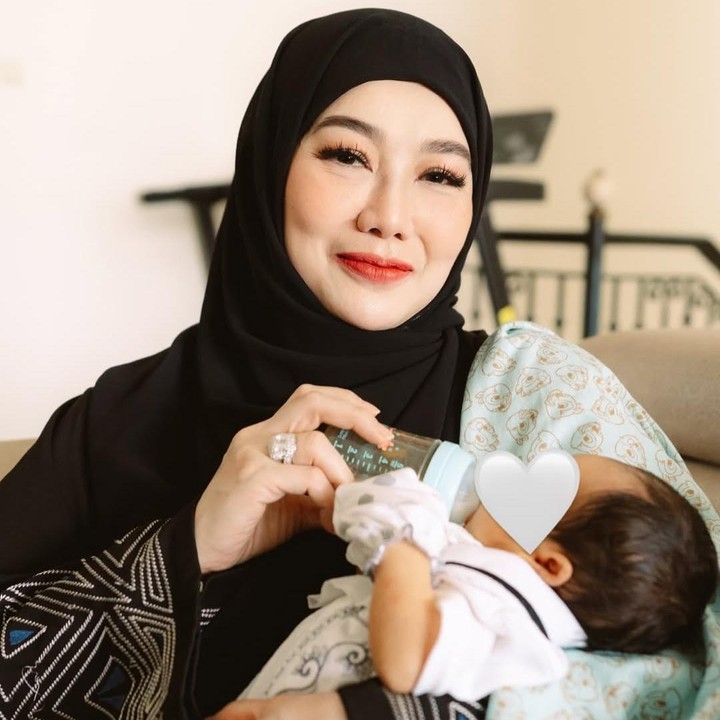 <p>Acara akikah baby Arash ini turut dihadiri keluarga besar Aaliyah dan Thariq. Ibunda Aaliyah, Reza Artamevia,&nbsp;mengunggah fotonya bersama sang cucu di media sosial. "ALHAMDULILLAH~Akikah Abang Arash.. sebelum dicukur gundul ya Bang.. minum susu dulu sama nin yah. Masyaa ALLAH TABARAKALLAH," tulis Reza. (Foto: Instagram @rezaartameviaofficial)</p>