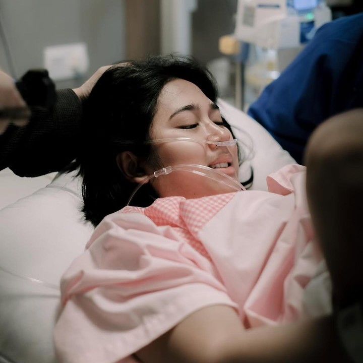<p>Ade pun mengungkapkan kekagumannya pada sang istri yang berjuang melahirkan secara alami atau pervaginam. "Menyaksikan langsung semua proses lahiran dari A-Z yang hampir 24 jam melawan sakit &amp; kontraksi karena proses induksi bener-bener ga tega liat istriku @indiarisa_," ungkapnya. Foto: Instagram @adegovinda&nbsp;@bukaan.moment.</p>