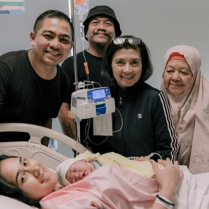 <p>Keduanya tampak begitu bahagia menyambut kelahiran Baby Karel yang dikelilingi keluarga terkasih. "Selamat datang di dunia buah hati tercinta kami. Cancerian boy! Baby Karel," tulis mereka. Foto: Instagram @adegovinda&nbsp;@bukaan.moment.</p>