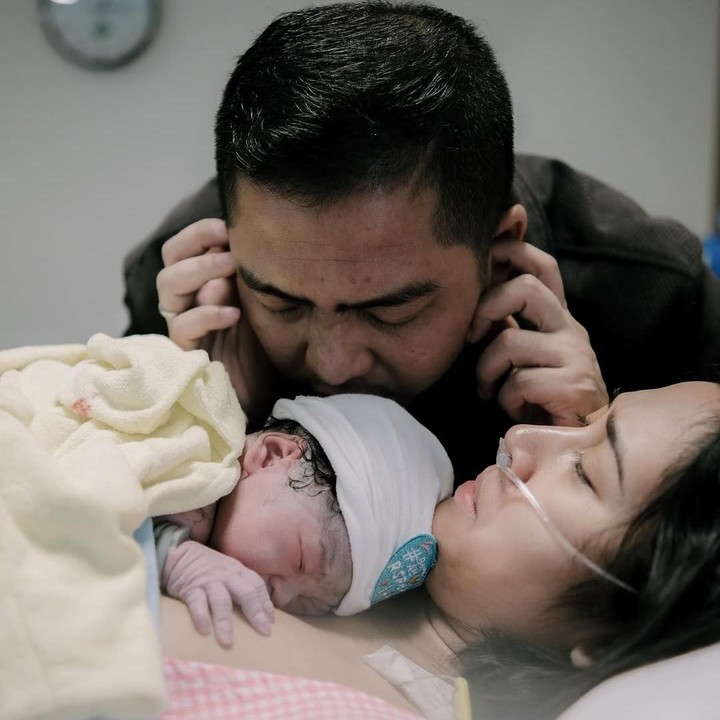 <p>Tak lupa, Ade tampak mengazankan Si Kecil yang baru saja lahir di dekapan sang Bunda. "Betapa hebatnya dan kuatnya sosok ibu. Rasanya beruntung banget dilahirkan sebagai lelaki yang tidak merasakan sakit yang luar biasa baik lahir maupun bathin. Ya Allah muliakanlah semua Ibu di dunia ini," tuturnya. Foto: Instagram @adegovinda&nbsp;@bukaan.moment.</p>