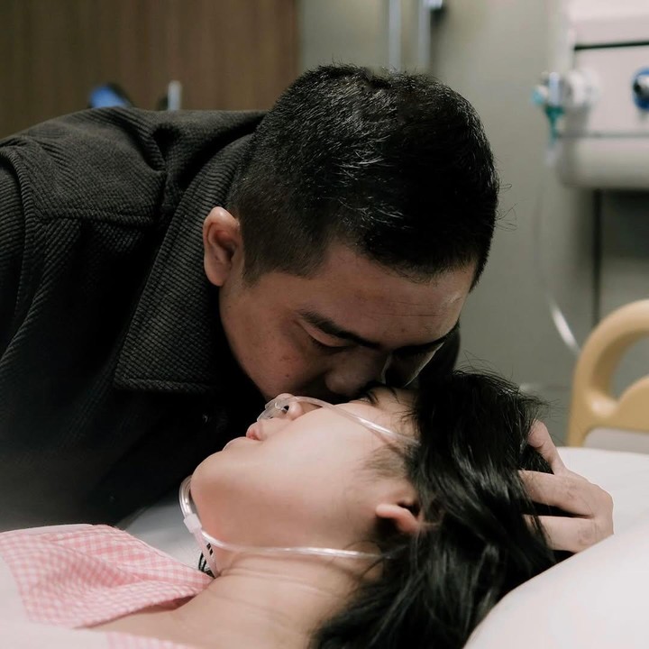 <p>Ade Govinda dan sang istri Indiarisa tengah bebahagia. Keduanya baru saja menyambut kelahiran anak pertama mereka. "EPISODE BAHAGIA dalam chapter selanjutnya hadir di hidup saya. Lahirnya Baby Karel tepat di Kamis 26 Juni 2025 pukul 13:02 dengan nama lengkap Kareloui Matin Nurulianto," tulis Ade. Foto: Instagram @adegovinda @bukaan.moment.</p>