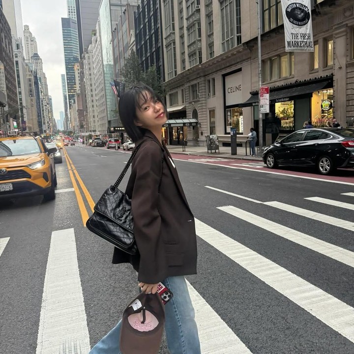 <p>Untuk perannya dalam <em>Squid Game</em>, Jo Yuri dikabarkan menerima bayaran fantastis. Meski demikian, hal ini langsung dibantah oleh sang artis. "Saya tidak dapat mengungkapkan gaji pastinya, tetapi saya dapat meyakinkan Anda bahwa 4,2 miliar KRW adalah jumlah yang sepenuhnya salah. Saya belum pernah melihat atau bahkan memikirkan jumlah sebesar itu," ujar Jo Yuri dikutip dari <em>AllKpop</em>. (Foto: Instagram @zo__glasss)</p>