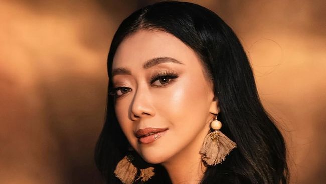Gaya Asri Welas Tampil Seksi, Dada Hanya Ditutupi Rambut