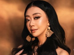 Gaya Asri Welas Tampil Seksi, Dada Hanya Ditutupi Rambut