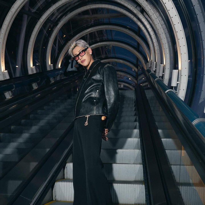 <p>Kemudiana ada member GOT7, BamBam, yang juga menghadiri Louis Vuitton Menswear Spring/Summer 2026 Fashion Show, Paris Fashion Week, di Paris, Prancis, 24 Juni 2025. Ia terlihat keren dengan outfit serba hitam. (Foto: Instagram @bambam1a)</p>
