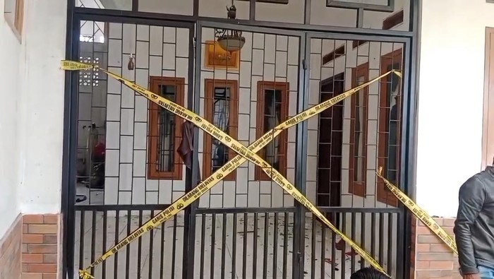 Sebuah bangunan tempat tinggal dirusak massa. Bangunan ini dirusak gegara menggelar kegiatan ibadah.
