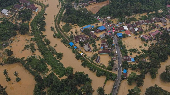 Satu warga dilaporkan luka serius usai tertimpa material longsor di Kendari, Sulawesi Tenggara.