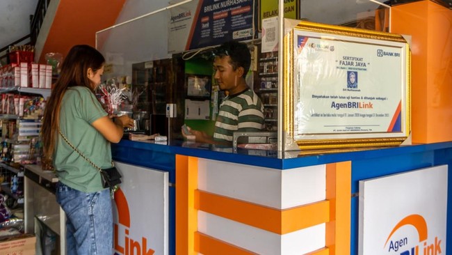 BRI memperkuat inklusi keuangan melalui AgenBRILink, memadukan digital banking dan jaringan fisik, 443 juta transaksi tercatat, mendukung ekonomi lokal.
