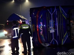 Suasana Horor Saat Bus Peziarah Terguling di Tol Cipularang