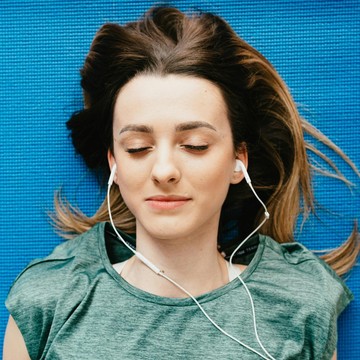 Peluk Diri Sendiri, Ini 7 Cara Menenangkan Hati yang Pernah Terluka