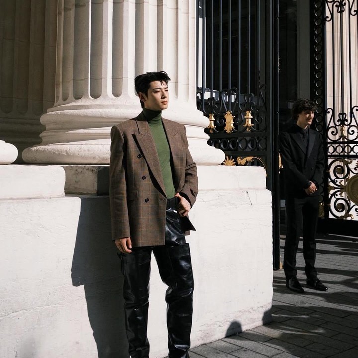 <p>Idol K-Pop yang juga member boygroup ASTRO, Cha Eun Woo, menghadiri Saint Laurent (YSL) Menswear Spring-Summer 2026, Paris Fashion Week 2025, di Paris, Prancis, 24 Juni 2025. Ia tampil menawan dengan&nbsp;<em>turtleneck sweater</em> hijau dipadu <em>checked blazer</em> cokelat, dan celana panjang <em>black leather.</em>&nbsp;(Foto: Instagram @eunwo.o_c)</p>