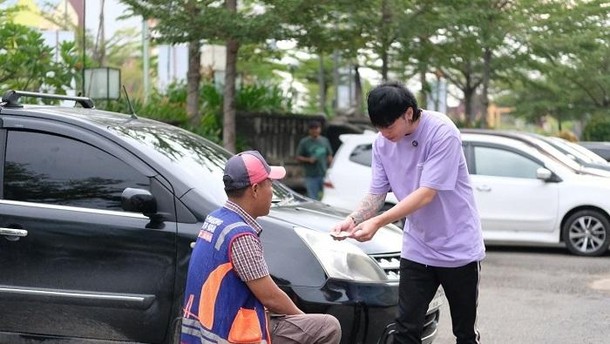 Kenalan Dengan Keeganteng, Pria Asal Singapura Yang Aktif Berbagi di Sosmed