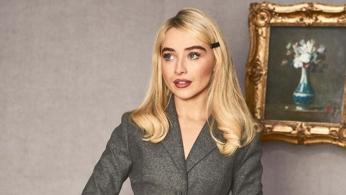 Pamer Gaya Rambut Baru! Sabrina Carpenter Tampil Konservatif ala Era 50-an di Fashion Show Dior Summer 2026