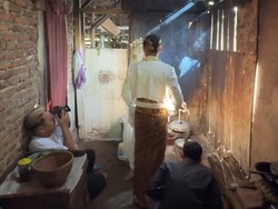Viral Foto Pernikahan di Dapur Rumah Berlantai Tanah, Hasilnya Bikin Takjub