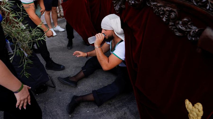 Turis melindungi diri dari terik mentari dengan payung selama gelombang panas musim panas pertama di Seville, Spanyol selatan, 29 Juni 2025. (REUTERS/Marcelo del Pozo) Turis melindungi diri dari terik mentari dengan payung selama gelombang panas musim panas pertama di Seville, Spanyol selatan, 29 Juni 2025. (REUTERS/Marcelo del Pozo)