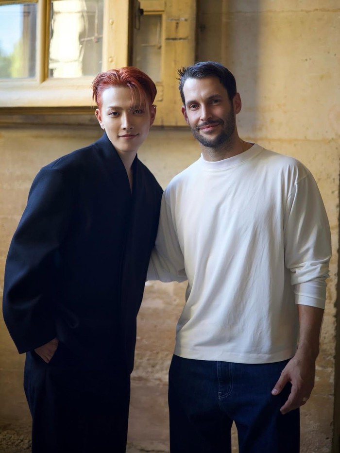 Tak ketinggalan, Hongjoong juga berpose bersama Simon Porte Jacquemus, desainer sekaligus pendiri fashion brand Jacquemus./ Foto: instagram.com/no1likeme8_8
