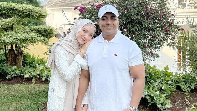 Indri Giana dan Ustaz Riza