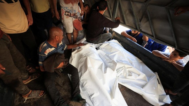 60 Warga Gaza Tewas Diserang Israel Jelang Dialog Gencatan Senjata Lebih dari 60 warga Gaza tewas pada Senin (30/6) dalam serangan Israel jelang perundingan gencatan senjata dengan AS.