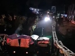 4 Truk Terperosok saat Jembatan di Muara Lawai Ambruk