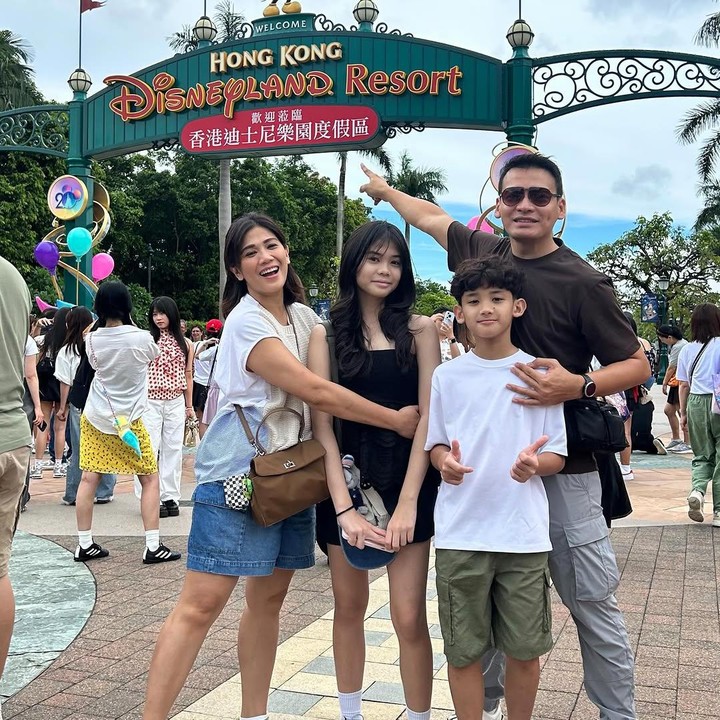 <p>Baru-baru ini, Ben mengisi libur sekolah anak-anaknya dengan traveling ke Hongkong, Bunda. Tak tanggung-tanggung, Ben dan istri mengajak kedua anak mereka liburan di Disney Land. "<em>Here we go again after 7 years</em>," tulisnya dalam unggahan foto liburan. (Foto: Instagram @benjoshua_r/ @elsapasaka_r)</p>
