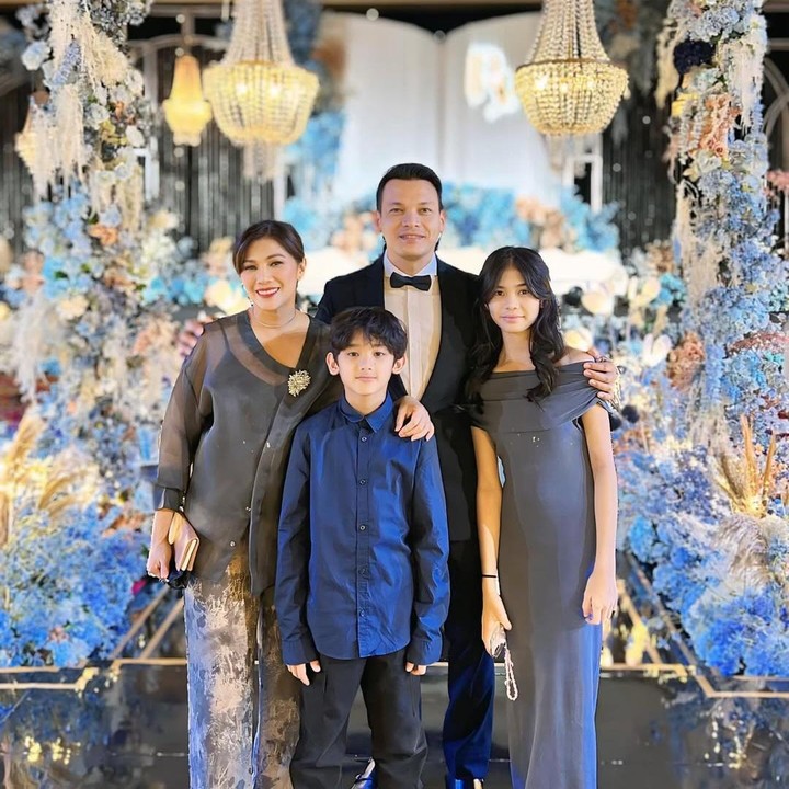 <p>Ben memang jarang mengekspos kehidupan keluarganya ke publik. Meski begitu, aktor 44 tahun ini kerap membagikan momen kebersaman dengan istri dan kedua anaknya di media sosial. (Foto: Instagram @benjoshua_r/ @elsapasaka_r)</p>