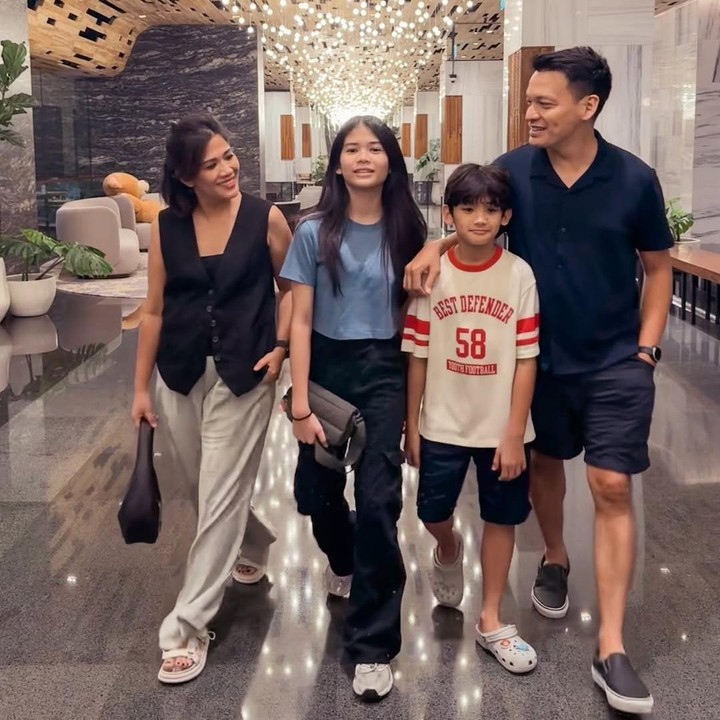 <p>Di tengah kesibukan syuting, Ben selalu menyempatkan diri untuk <em>quality time</em> bersama keluarga. Salah satu bentuk <em>quality time</em> Ben dan istri adalah <em>staycation.</em> Beberapa waktu lalu, pasangan ini memutuskan untuk <em>staycation</em> bersama kedua anak mereka di hotel di kawasan Jakarta. (Foto: Instagram @benjoshua_r/ @elsapasaka_r)</p>