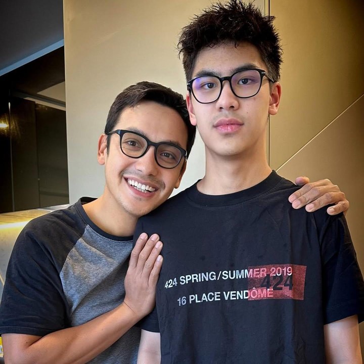 <p>Pada kesempatan itu, Gunawan mengatakan sang putra mengalami bully secara fisik. &ldquo;Dulu anak saya di-bully waktu lagi SD kalau enggak salah. Terus datanglah kita dan ternyata <em>bully</em>-nya tuh fisik, yang cowok. Dia ditendang, dijatuhin gitu sampai dia bawa makanan dibuang, dilempar, dan sebagainya,&rdquo; ujarnya, dikutip dari laman <em>Instagram@obrolantiapwaktu_trans7,</em> Senin (30/6/2025). (Foto: Instagram@lala_gunawan_family)</p>