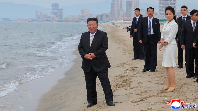 Perdana! Pembelot Korut Gugat Kim Jong Un Langgar HAM Pembelot Korut untuk pertama kalinya menggugat Kim Jong Un atas tuduhan pelanggaran HAM.