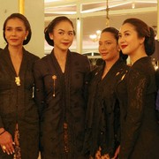 Sherina Munaf sampai Tara Basro Pakai Kebaya Hitam di Kirab Malam 1 Suro Pura Mangkunegaran