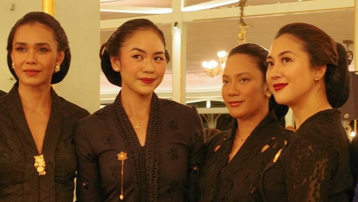 img-title Sherina Munaf sampai Tara Basro Pakai Kebaya Hitam di Kirab Malam 1 Suro Pura Mangkunegaran
