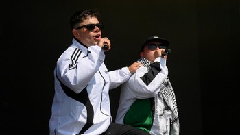 FOTO: Aksi Berani Kneecap Pimpin Bela Palestina di Glastonbury
