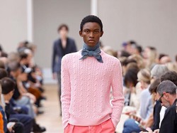 Masih Jadi Perdebatan, Apakah Baju Pink Bikin Pria Terlihat Feminin?